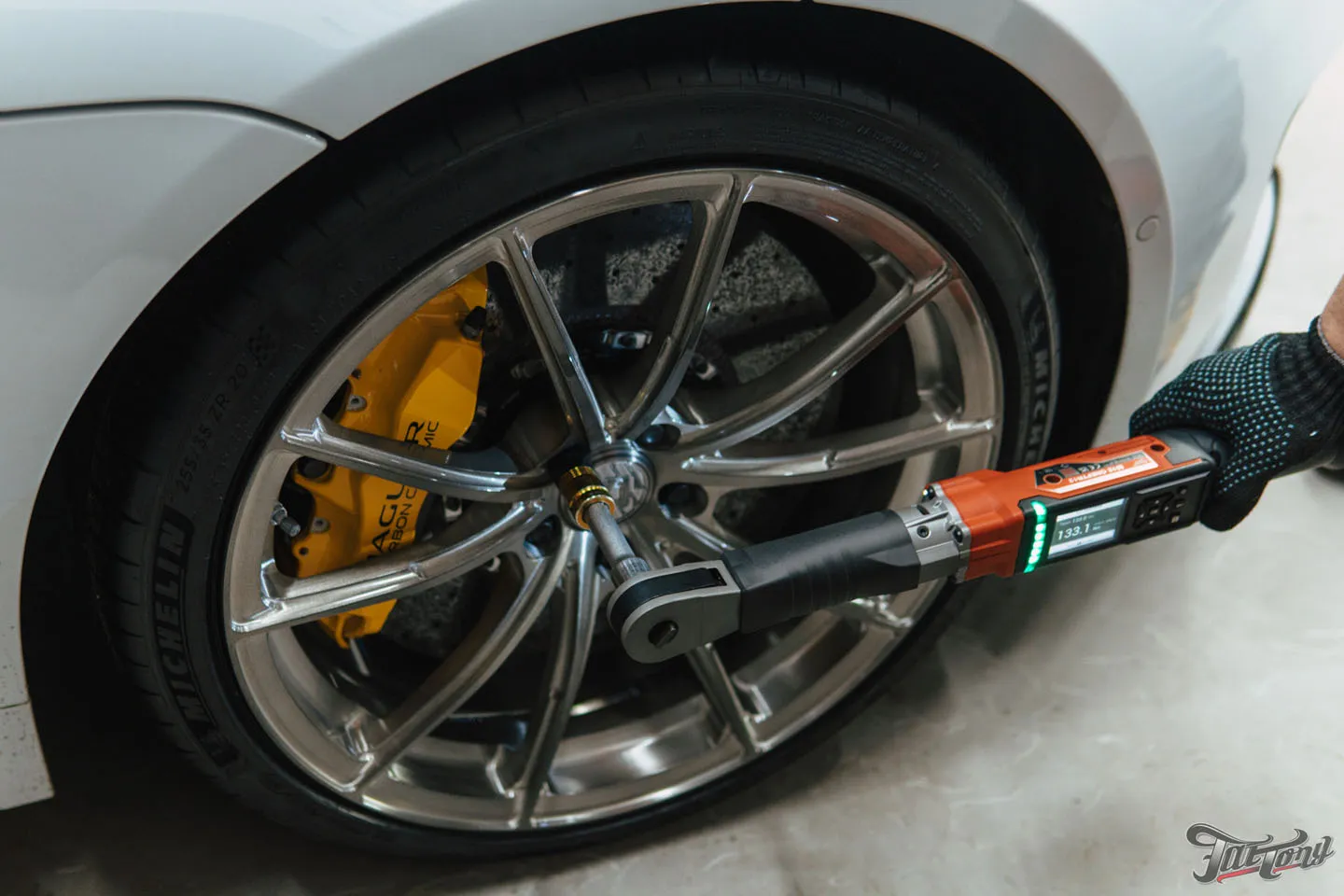Фирменный Шиномонтаж на вибростенде с адаптацией и балансировкой для Jaguar F-Type. Керамика для дисков и суппортов, техническое обслуживание
